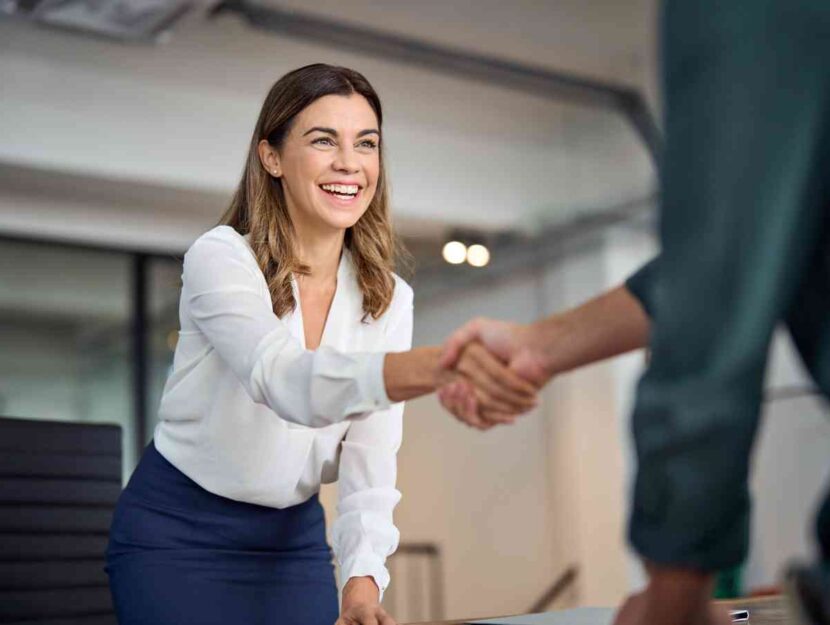 Una donna stringe la mano a un uomo