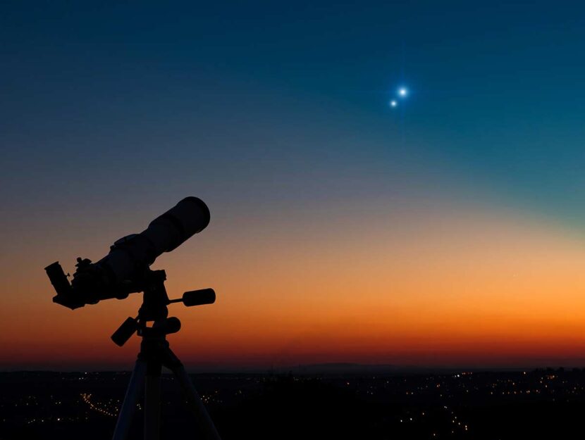 Telescopio puntato verso il cielo