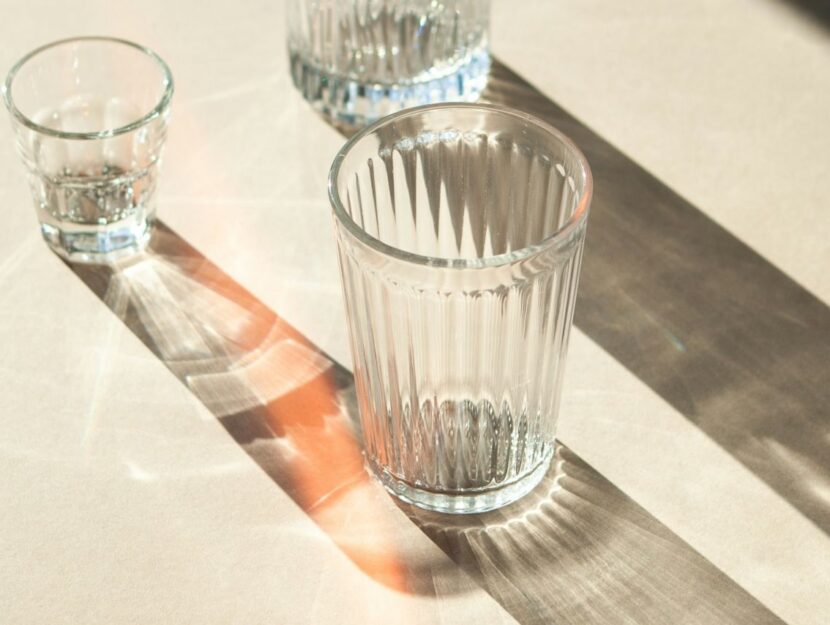 Bicchieri appoggiati su un tavolo