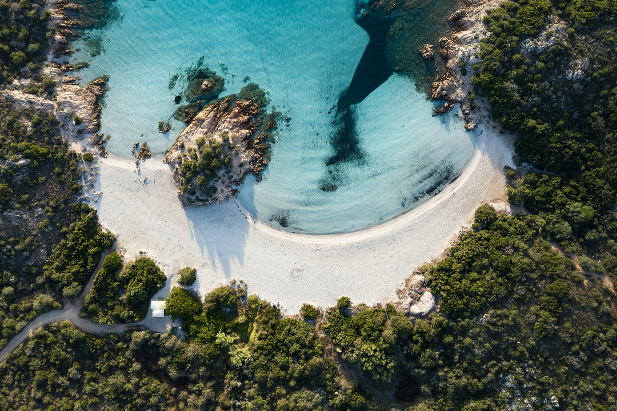 Sposarsi senza veli? Si potrà fare in una spiaggia della Sardegna - Donna  Moderna