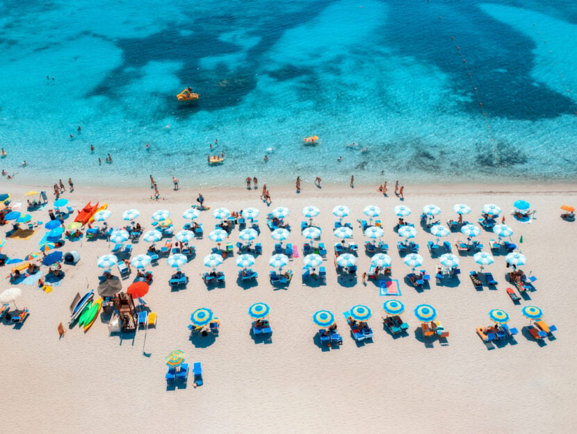 vista aerea di una spiaggia italiana