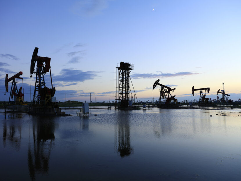 impianto petrolifero al tramonto