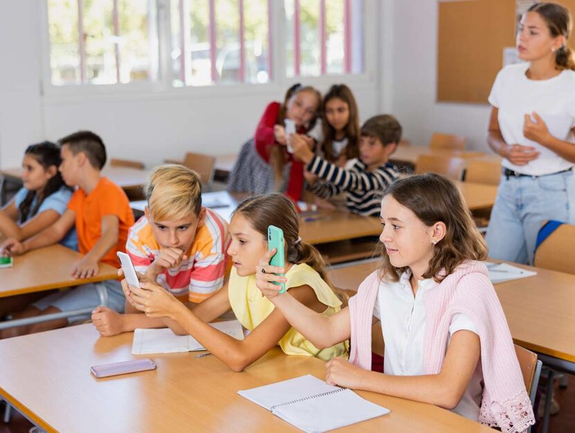 Studenti a scuola con cellulari