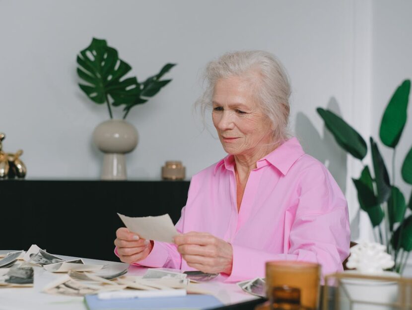 signora con l'Alzheimer che guarda delle foto