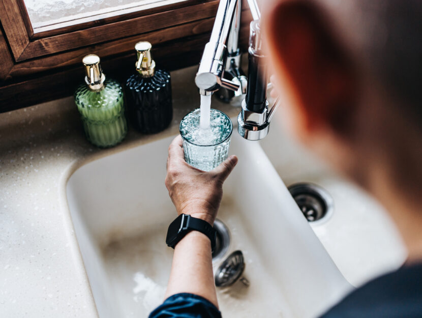 ragazzo che beve acqua dal rubinetto