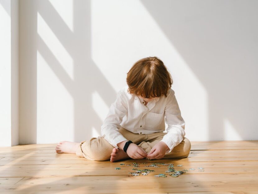 bambino che gioca da solo con un puzzle