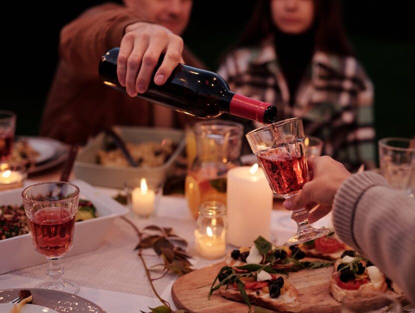 tavolata di amici a cena