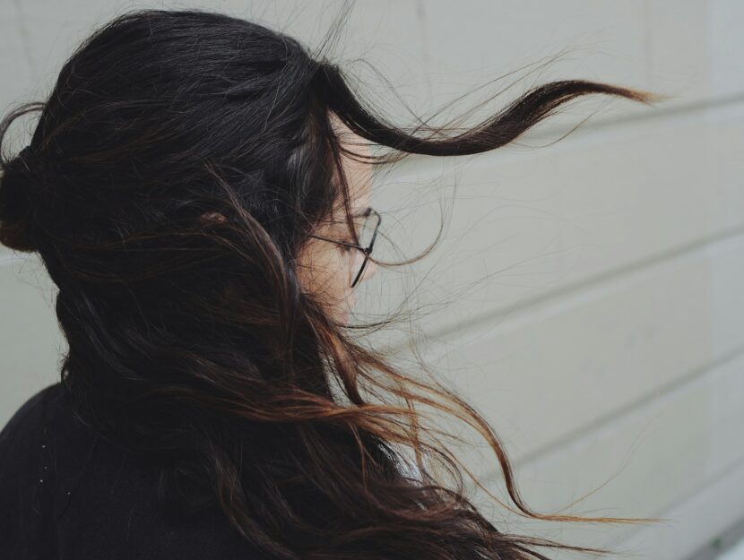 ragazza con capelli raccolti