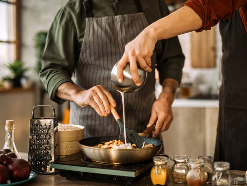 due persone cucinano la pasta in casa