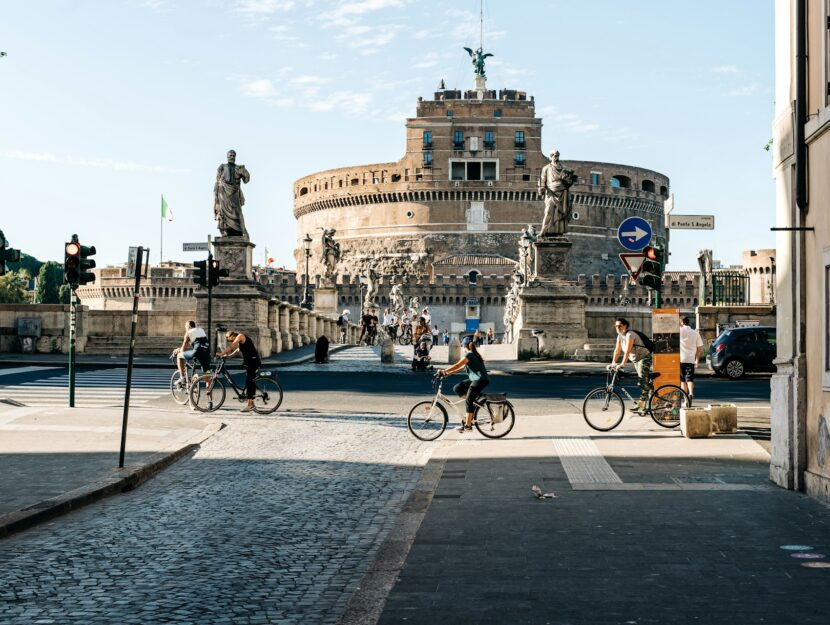 turisti in bicicletta sul lungotevere