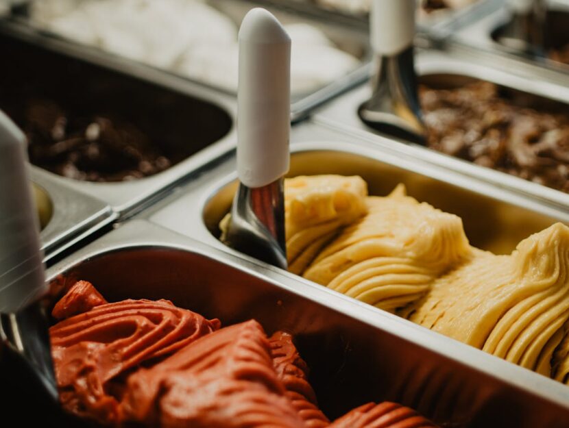 vaschette di gelato in gelateria