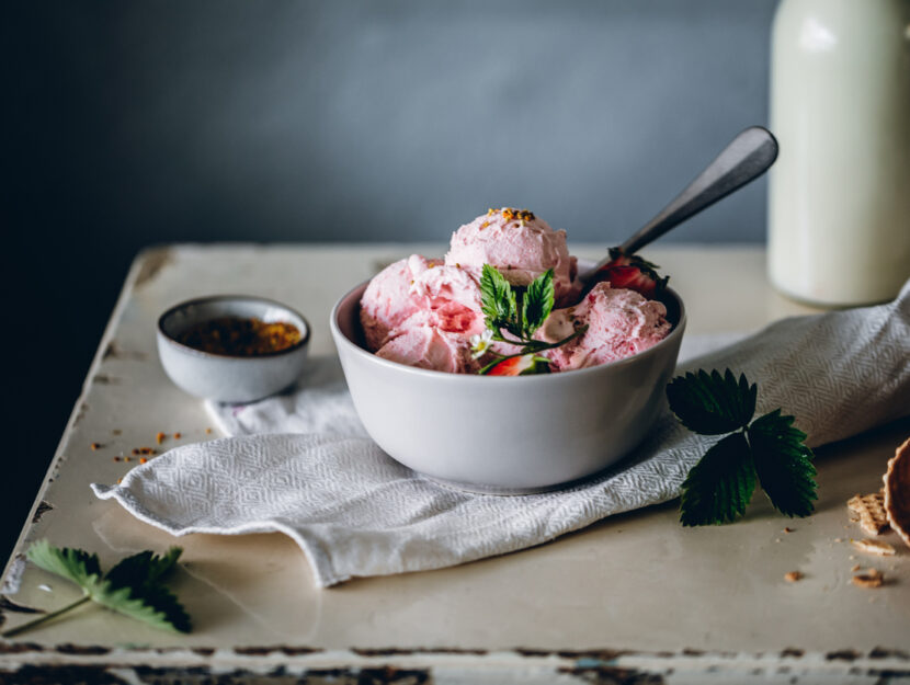 ciotola di gelato fatto in casa alla fragola