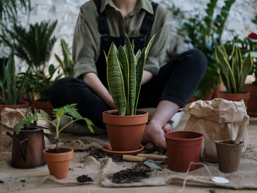 ragazza che fa giardinaggio