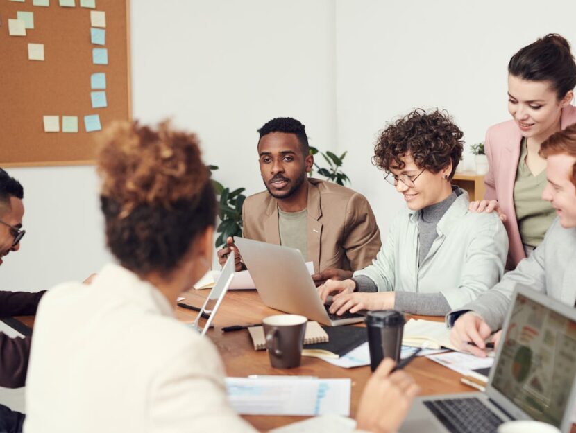 ragazzi che lavorano in un ufficio