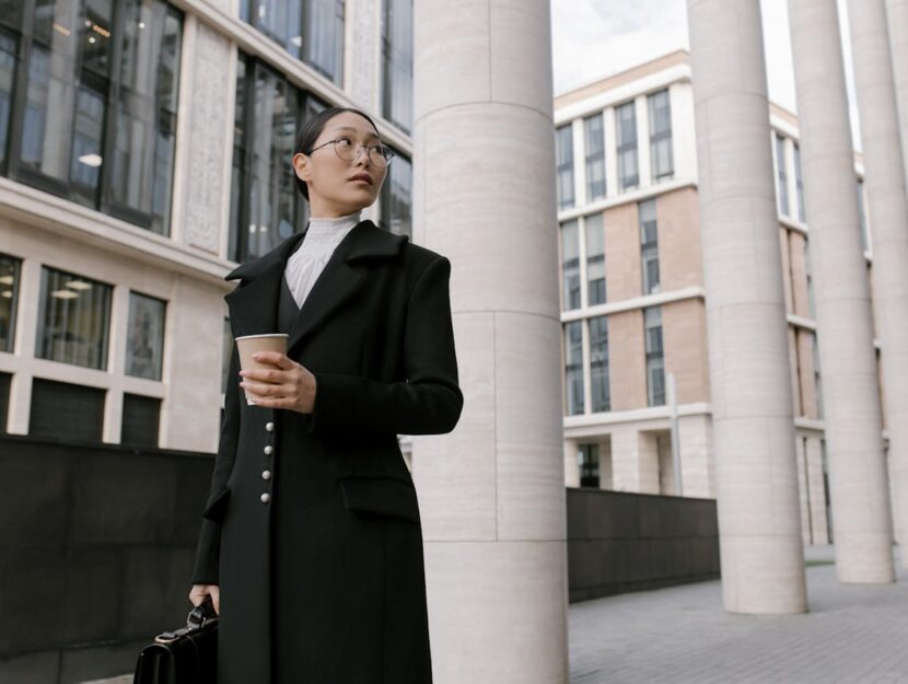 ragazza elegante che si reca a lavoro con il caffè