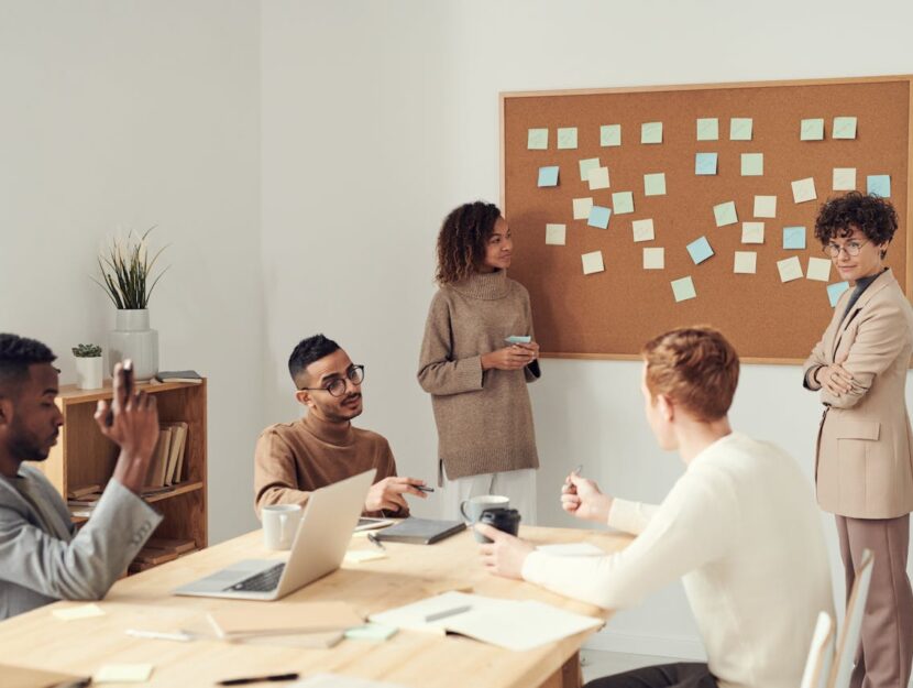 donne manager che guidano una riunione