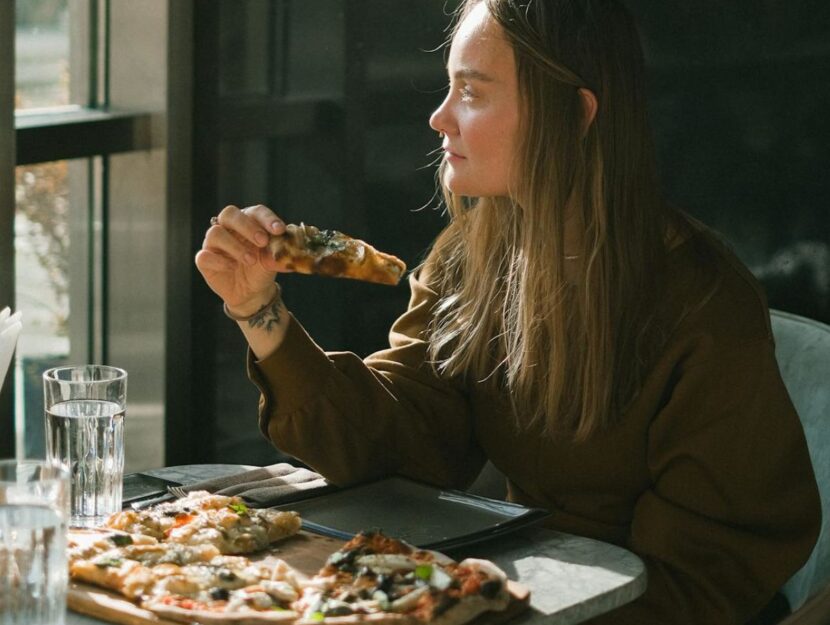 ragazza che mangia la pizza