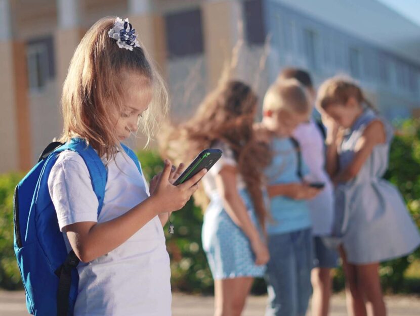 bambina con smartphone