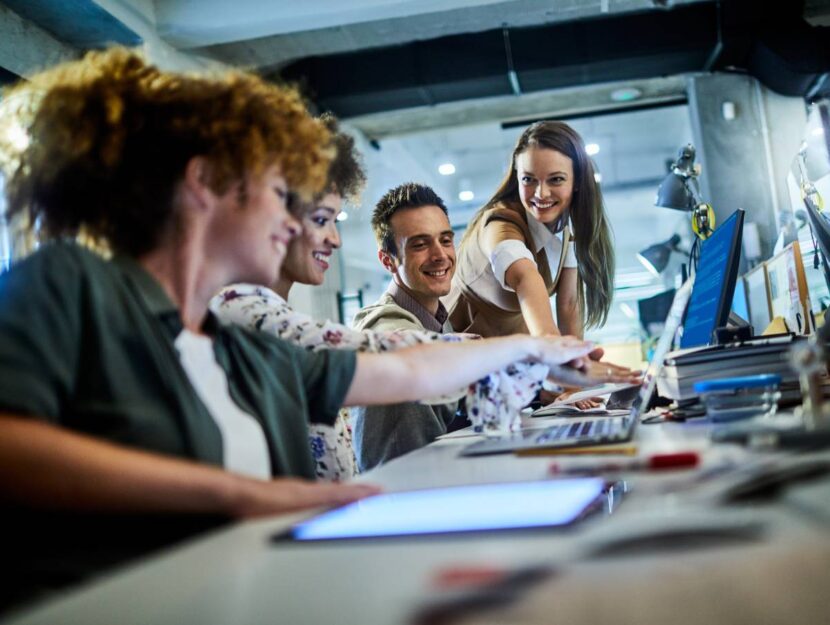 Un gruppo di giovani al lavoro