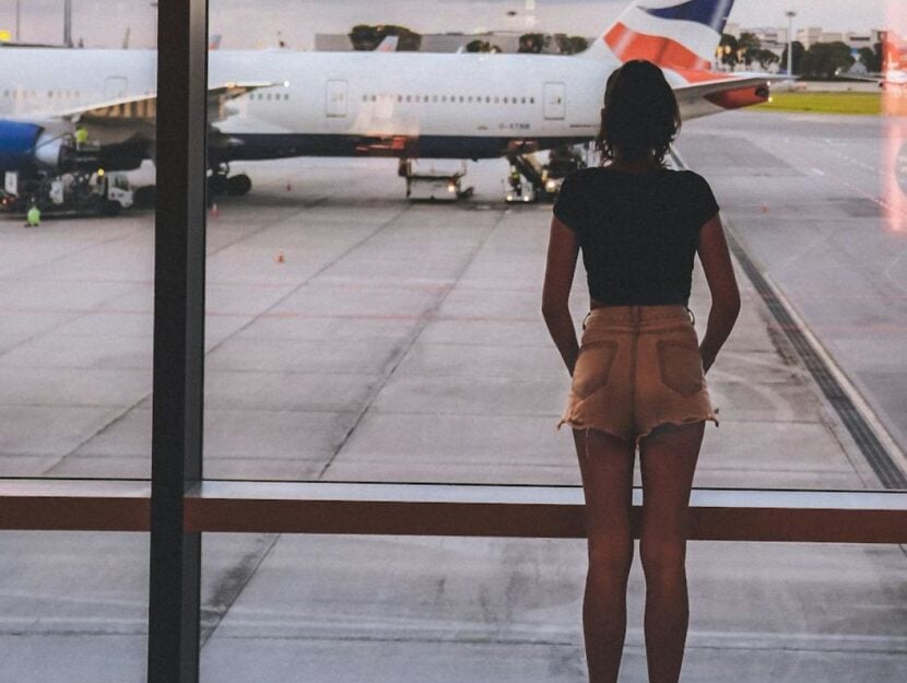 ragazza in aeroporto in attesa di partire