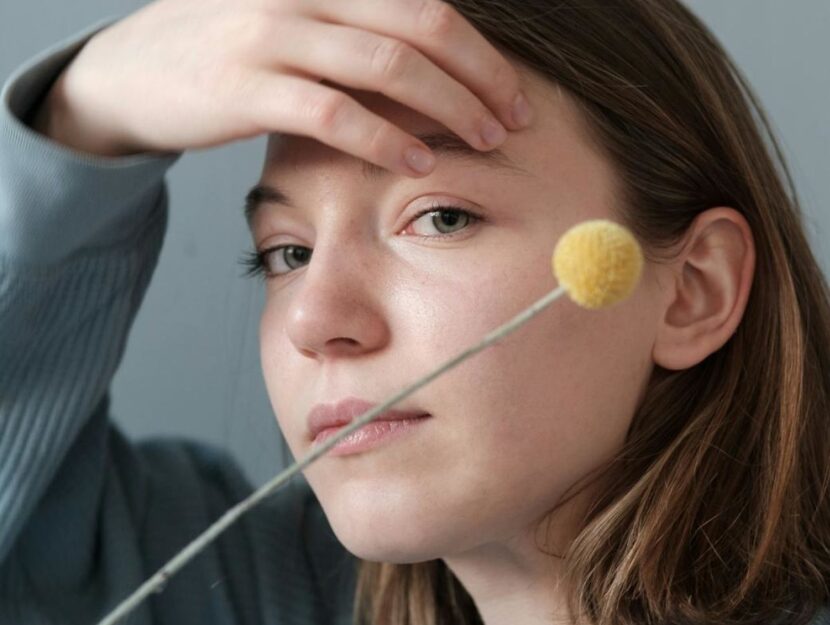 ragazza con fiore nella bocca