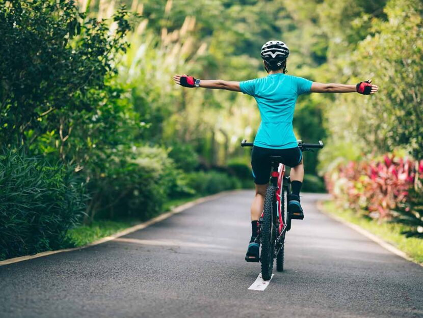 Donna in bicicletta nel parco