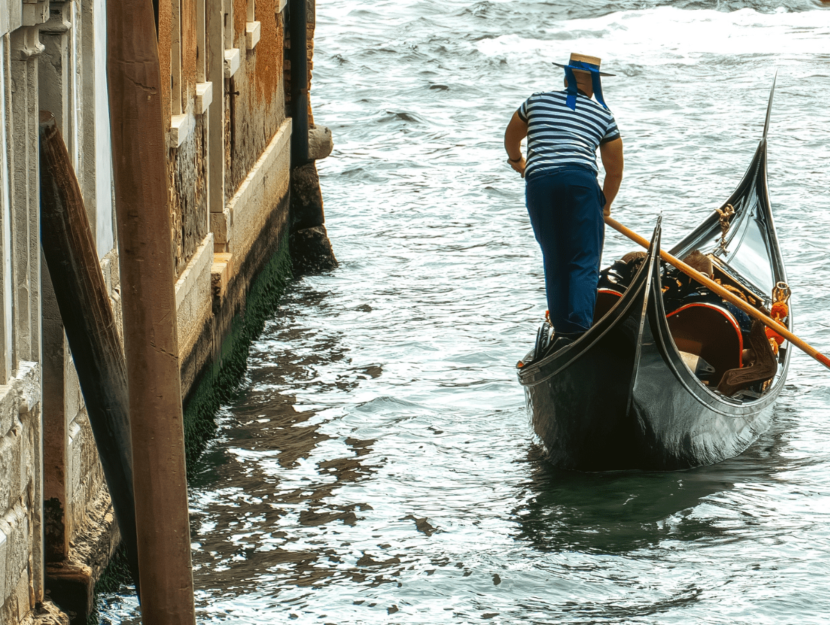 Gondoliere a Venezia (1)