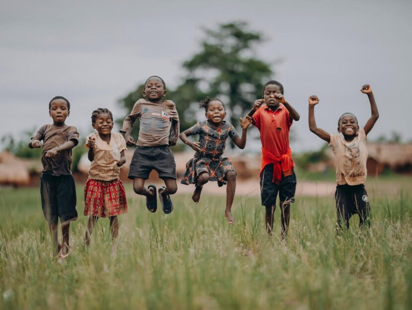 bambini africani che saltano