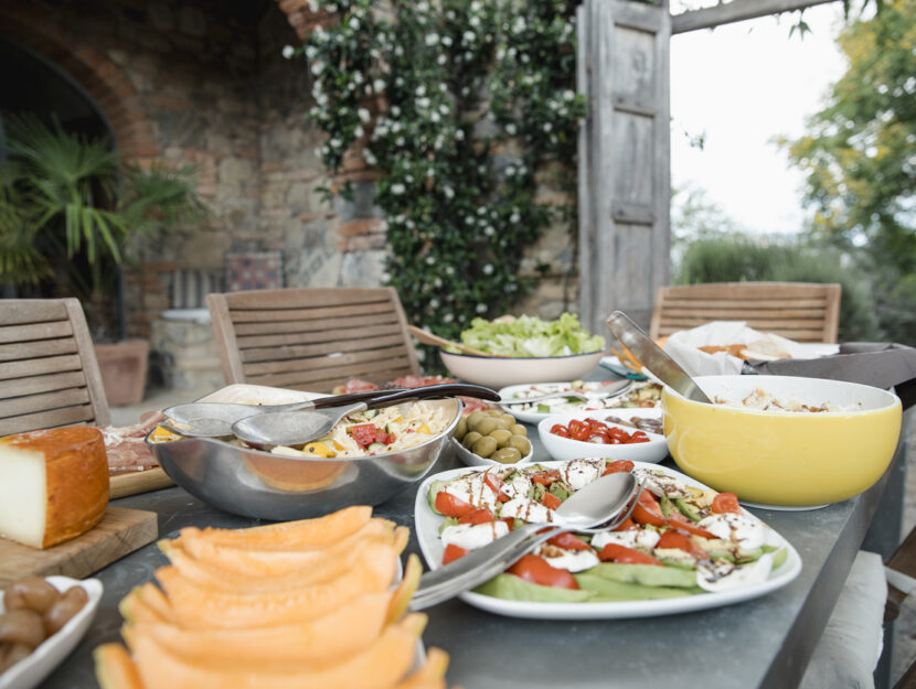 tavola imbandita con un pranzo sano in linea con la dieta mediterranea