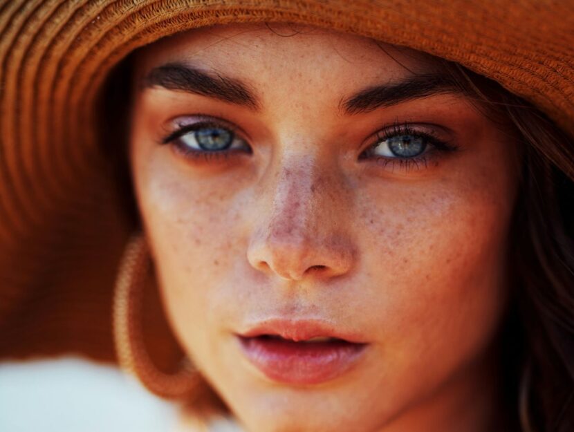 ragazza con cappello di paglia al mare