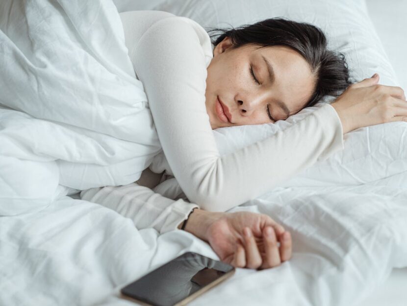 ragazza che dorme nel letto