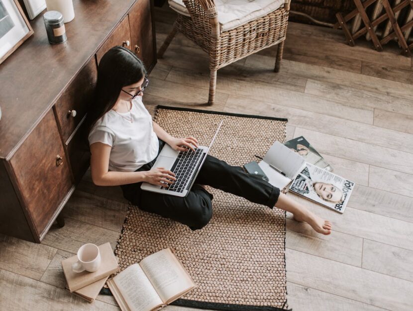 ragazza lavora al computer a casa