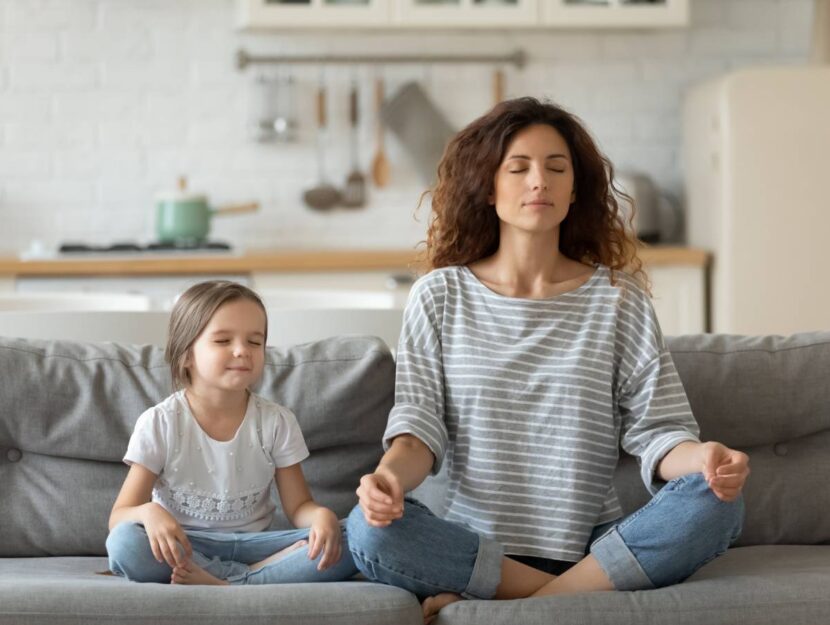 Una donna fa yoga con la figlia