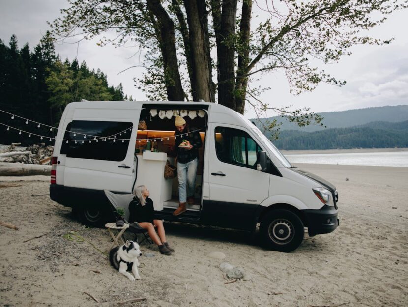 ragazzi che viaggiano in camper con il cane