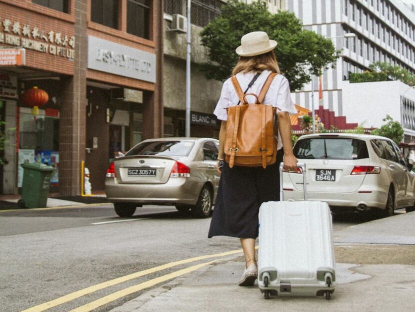 ragazza che viaggia con trolley