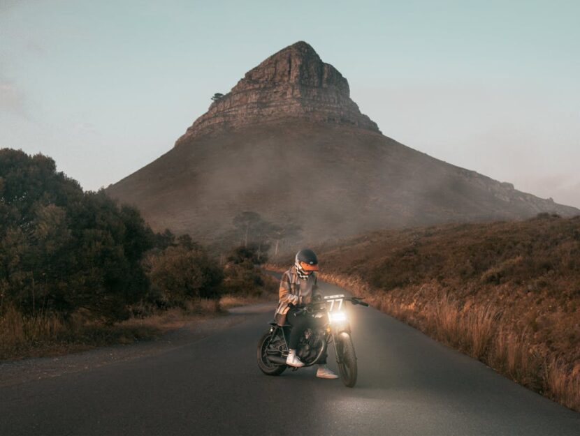 ragazzo che sta viaggiando in moto