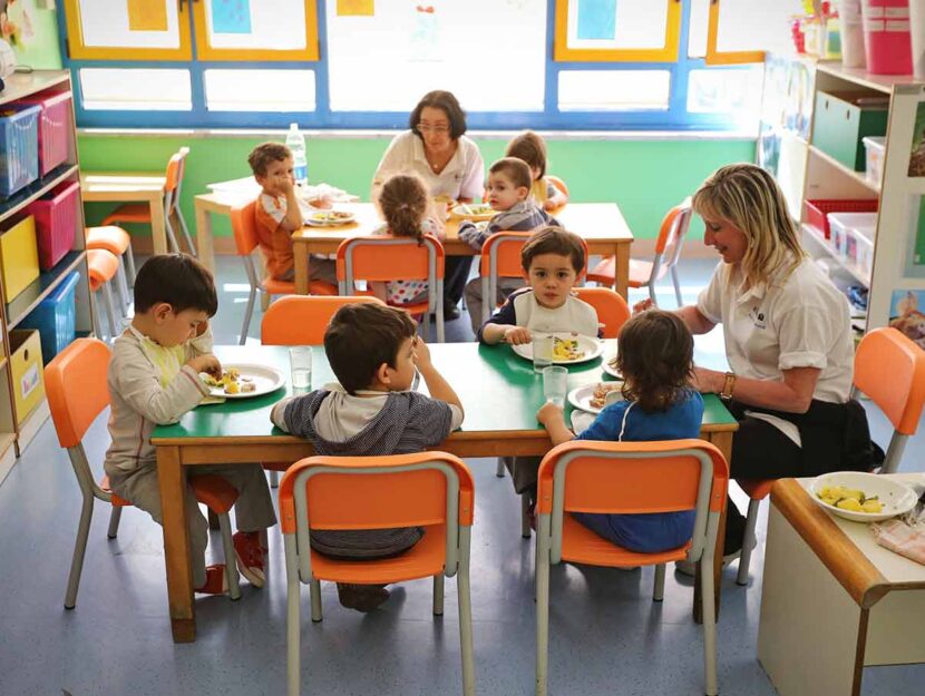 Bambini della scuola primaria a pranzo in classe