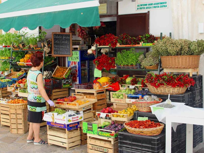 Italiani e consumi, donna al mercato