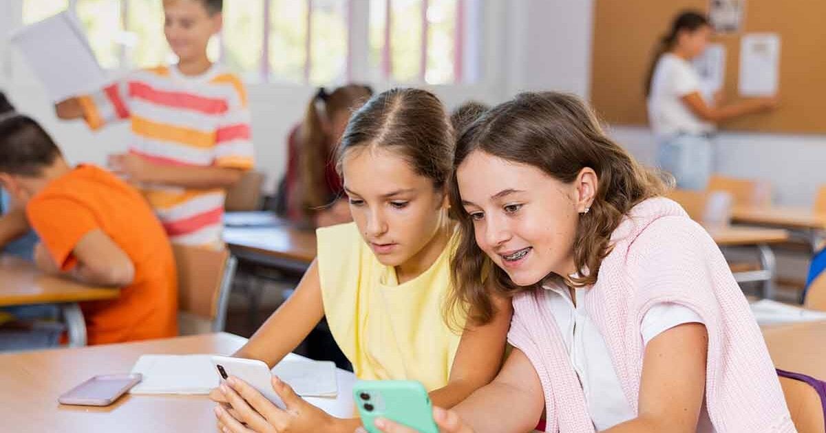 Perché le scuole d’Europa vietano gli smartphone in classe