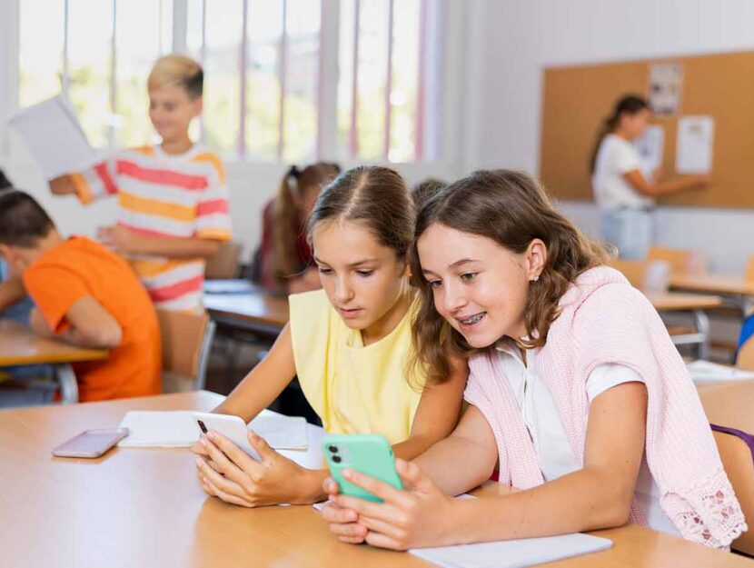 Studenti utilizzano smartphone a scuola