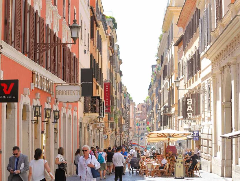 Gente in strada a Roma