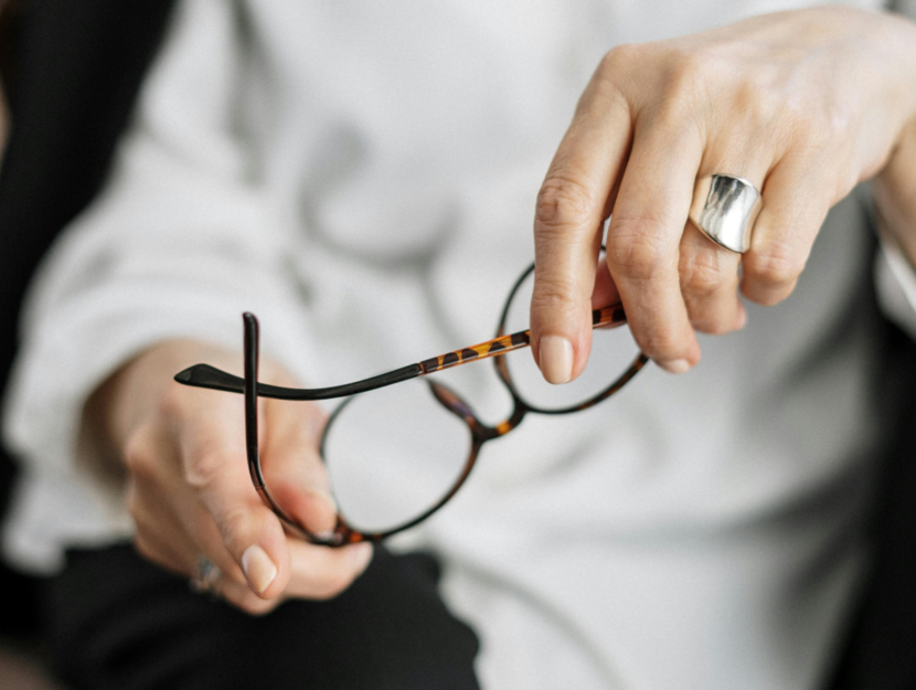 Una donna tiene in mano un paio di occhiali, ha l'alzheimer