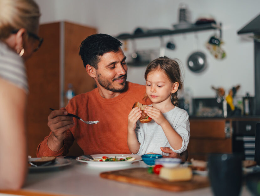 bambina che mangia a tavola con il papà