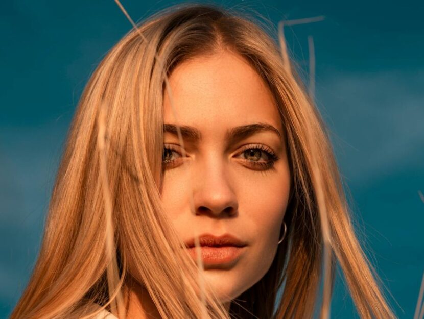 ragazza con capelli biondi