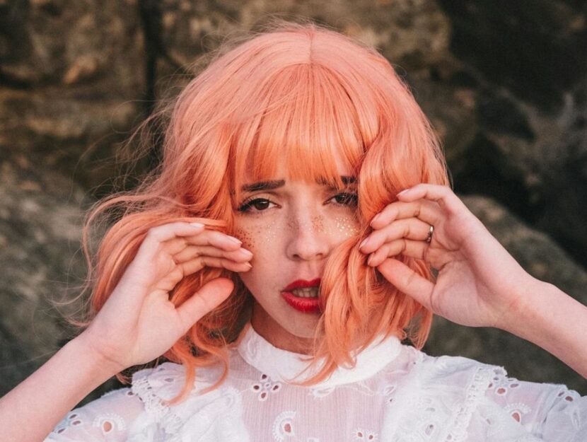 ragazza con capelli rosa