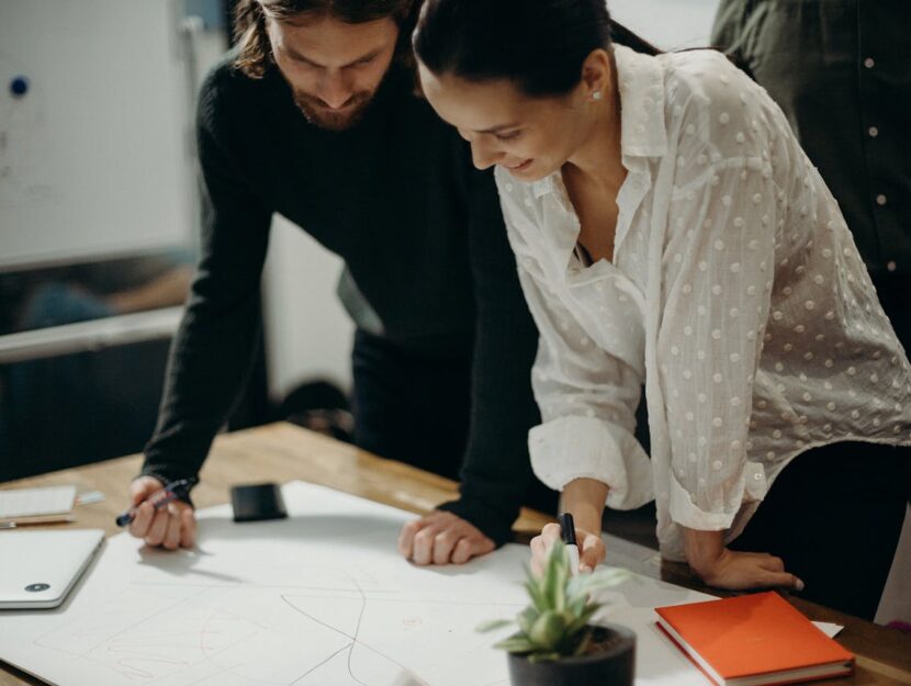 uomo e donna che lavorano sullo stesso progetto