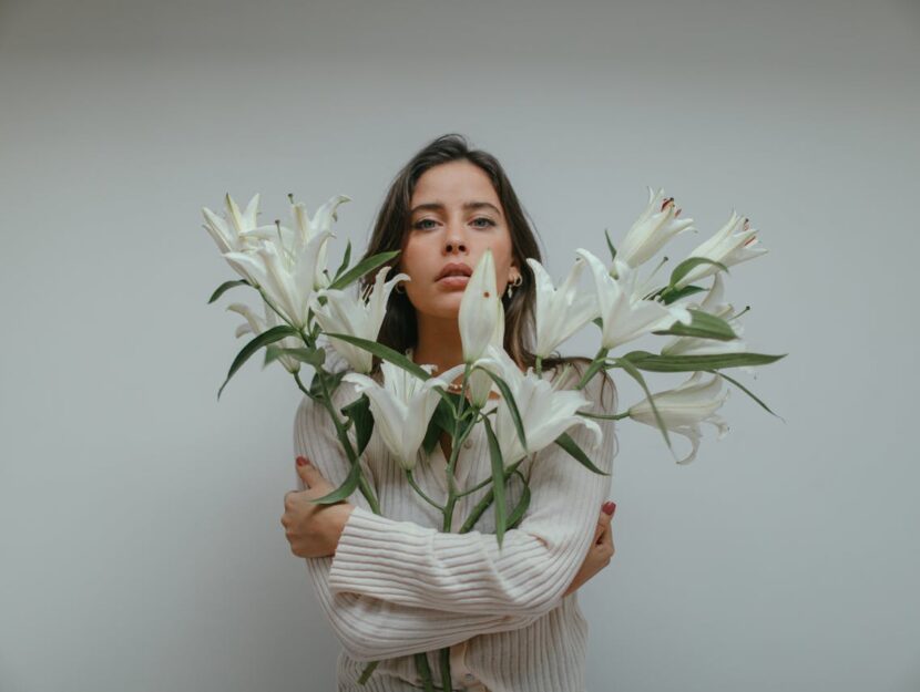 ragazza con in mano i fiori di giglio