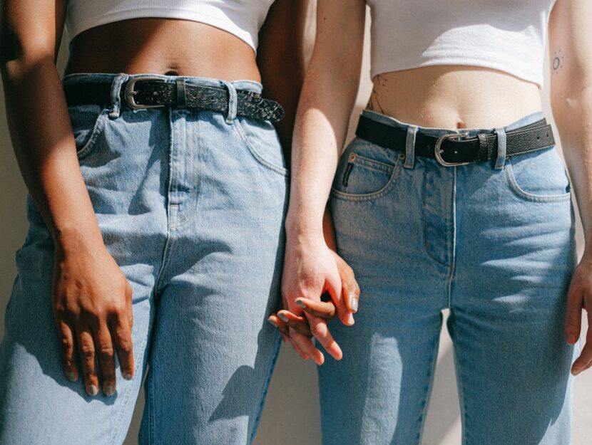 ragazze in jeans che si tengono la mano