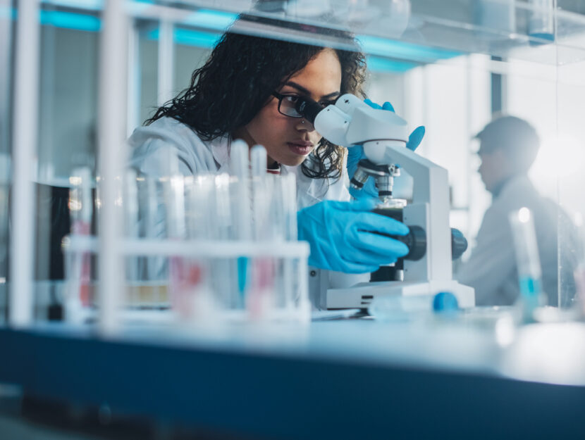 dottoressa sta studiando al microscopio il comportamento di qualche cellula