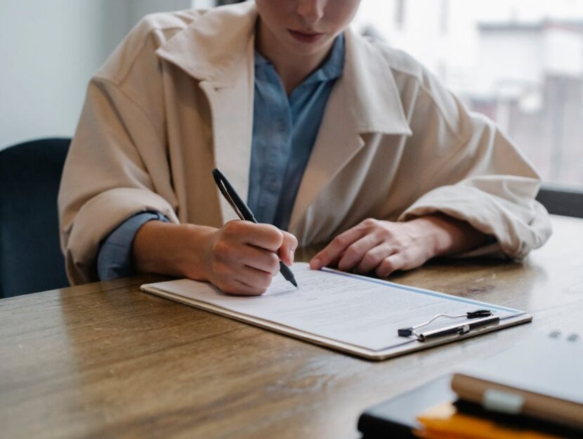 donna sta firmando un contratto di lavoro